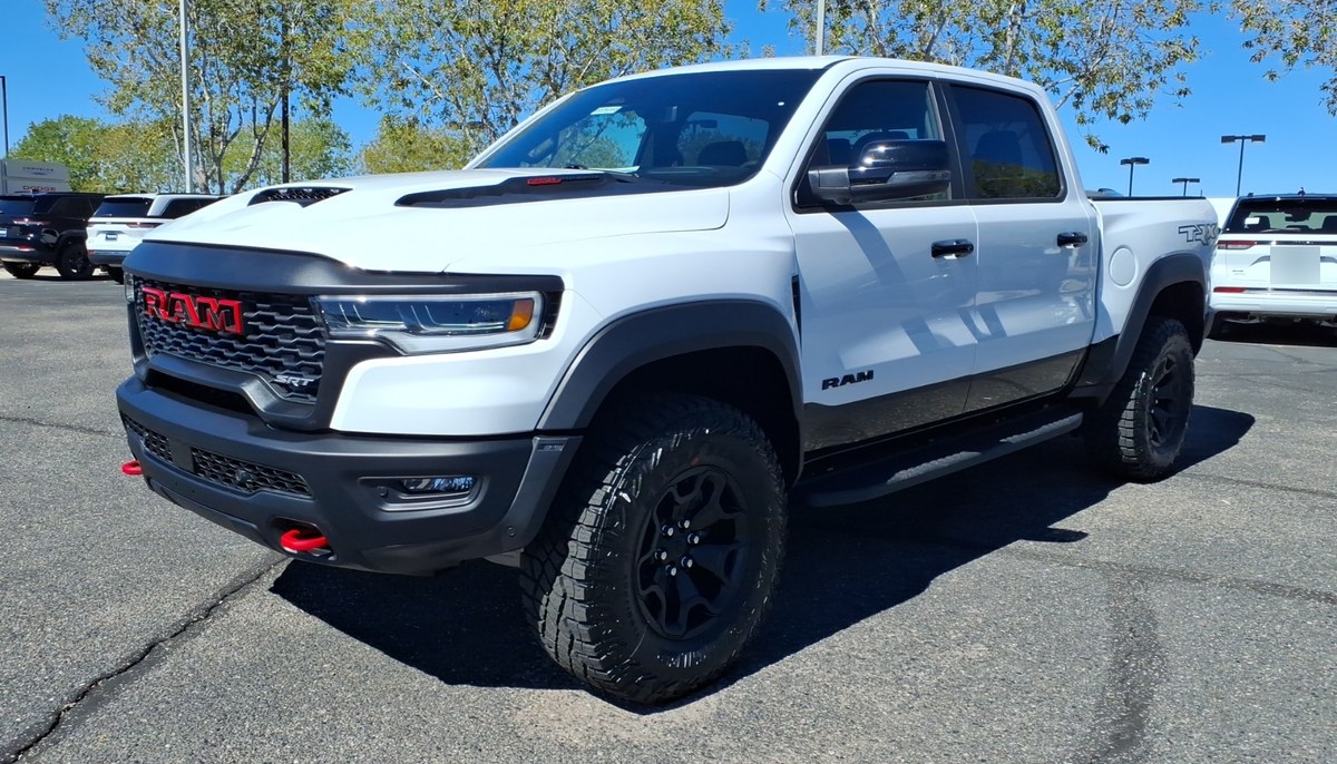 Белый пикап Ram 1500 TRX SRT модельного 2027 года, вид спереди в три четверти слева, на стоянке