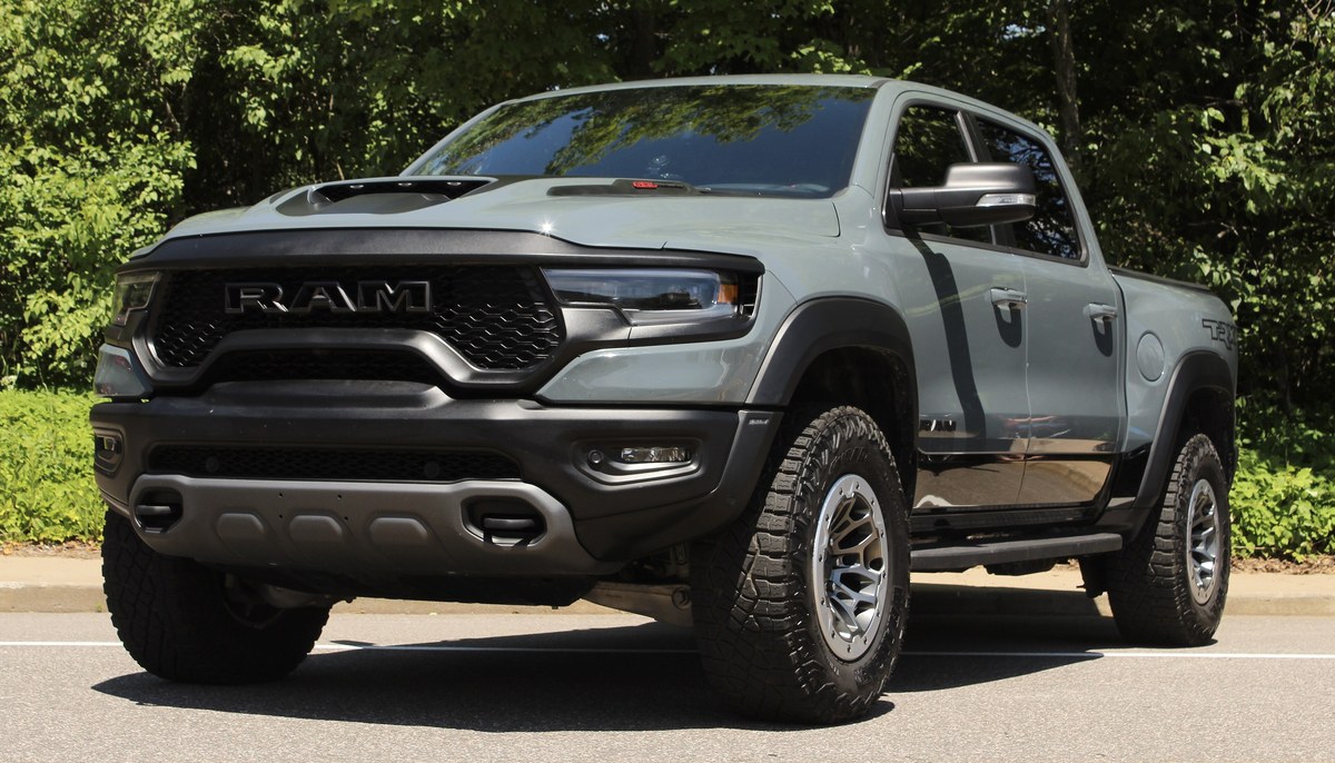 Ram 1500 TRX 2021-2022, вид спереди в три четверти, серо-зелёный кузов