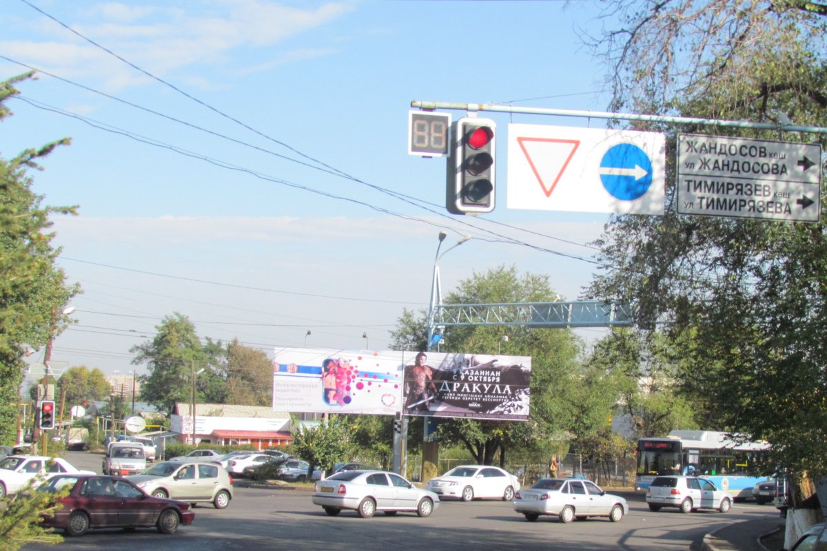 Перекрёсток со знаками в Алматы