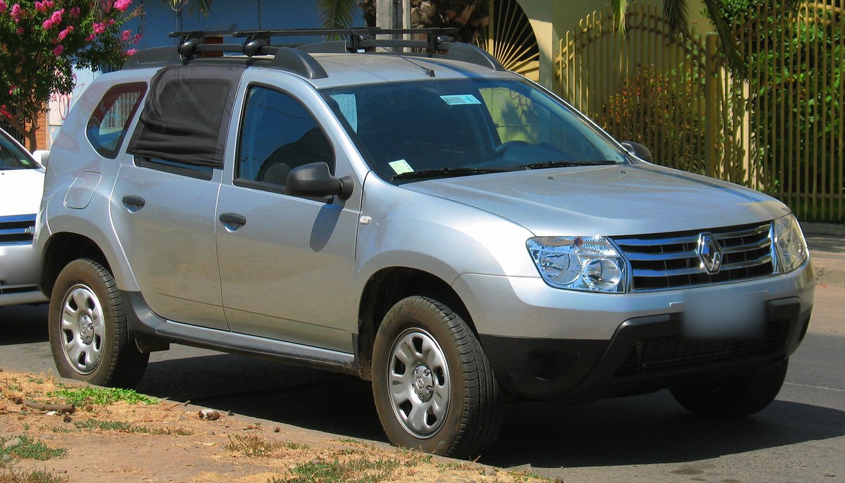 Серебристый Renault Duster первого поколения до рестайлинга, вид спереди в три четверти
