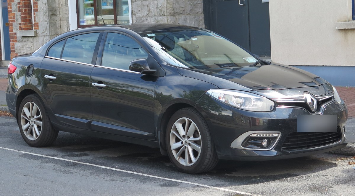 Чёрный седан Renault Fluence после рестайлинга, вид спереди справа