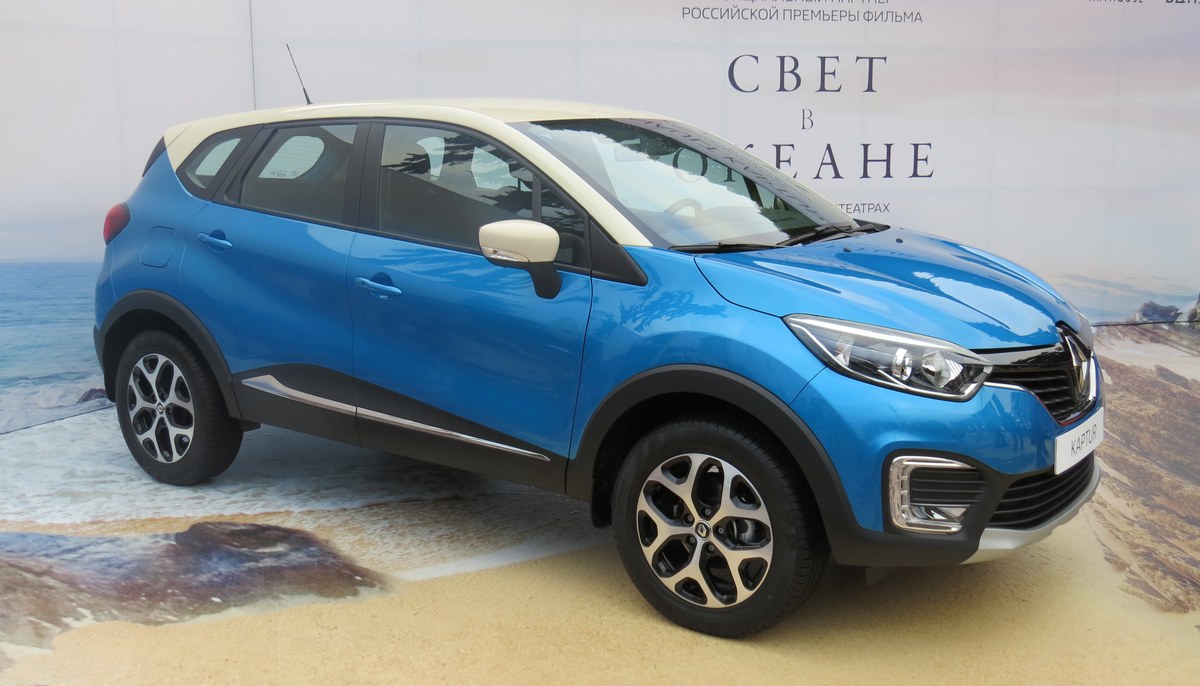 Синий Renault Kaptur с бежевой крышей на выставке, вид спереди справа