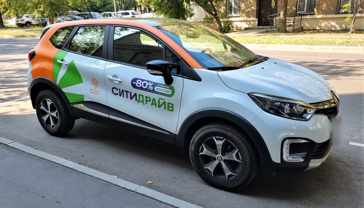 Белый обновлённый Renault Kaptur в окраске каршеринга, вид спереди в три четверти