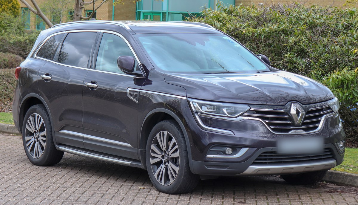 Тёмно-фиолетовый Renault Koleos II Initiale Paris, вид спереди в три четверти