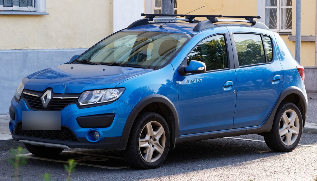 Синий Renault Sandero Stepway с багажником на крыше, вид спереди слева