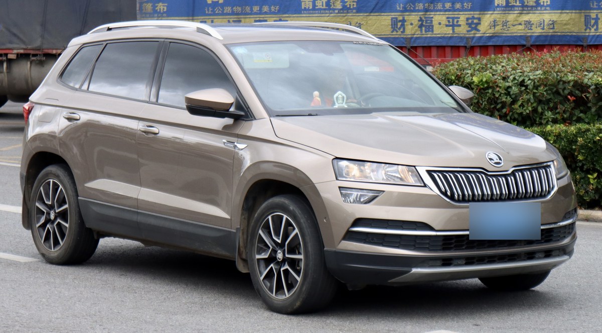Бежево-коричневый Skoda Karoq китайской версии, вид спереди в три четверти, на дороге