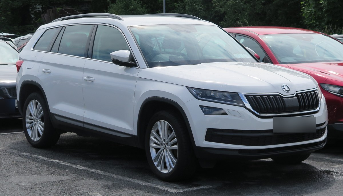 Белый Skoda Kodiaq первого поколения, вид спереди в три четверти, на парковке
