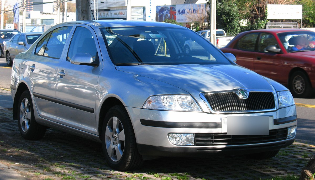 Серебристый лифтбек Skoda Octavia второго поколения до рестайлинга, вид спереди сбоку