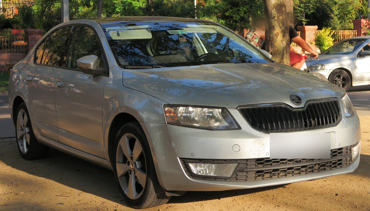 Серебристый лифтбек Skoda Octavia третьего поколения до рестайлинга, вид спереди сбоку