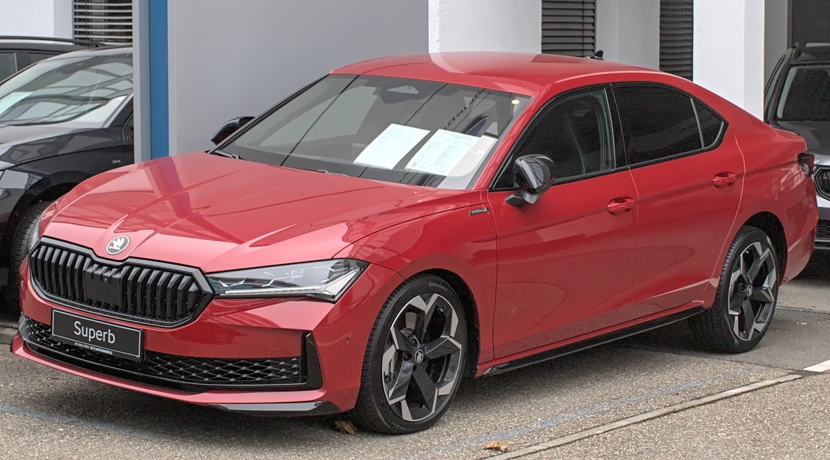 Красный лифтбек Skoda Superb IV поколения в версии Sportline, вид спереди в три четверти