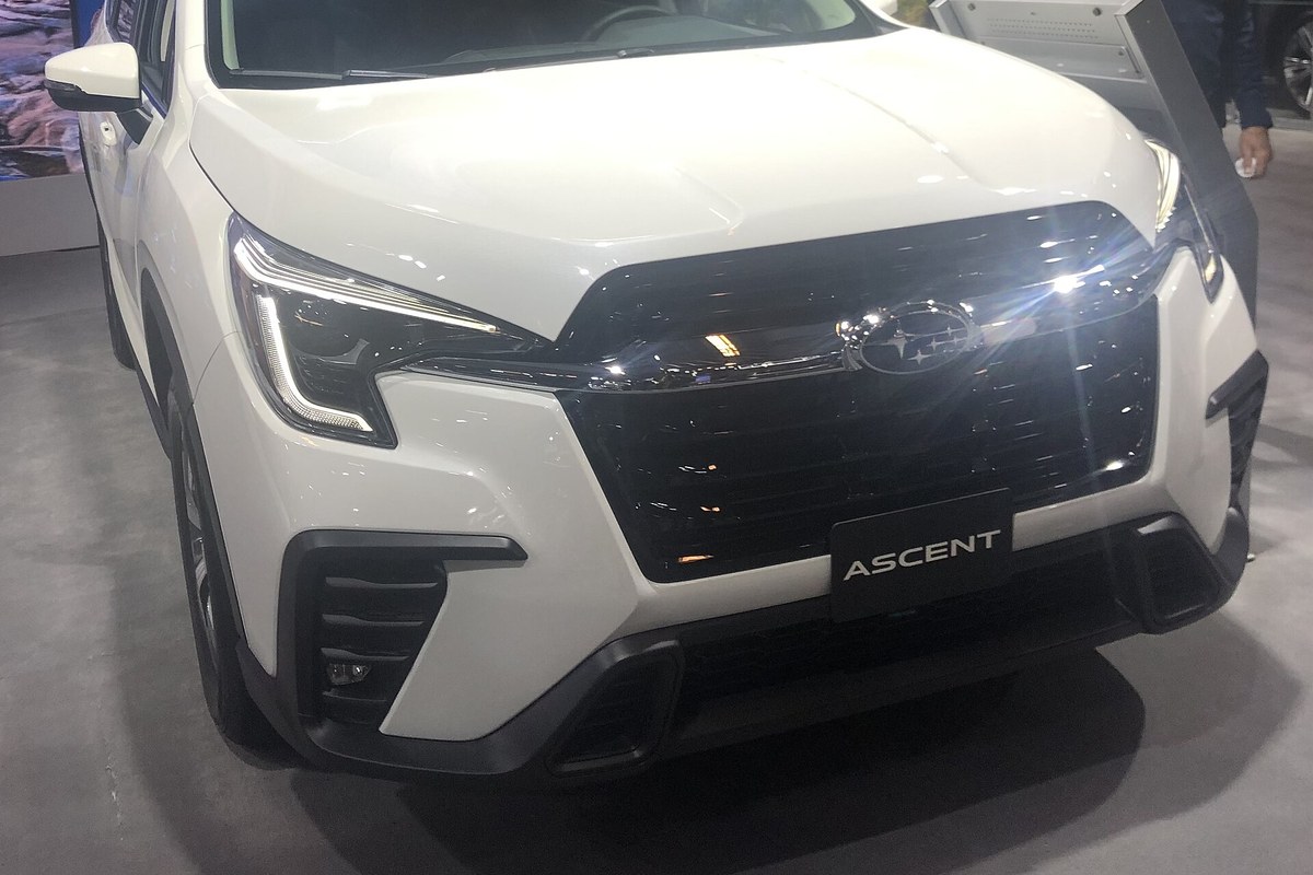 Subaru Ascent 2023 модельного года на автосалоне, вид спереди