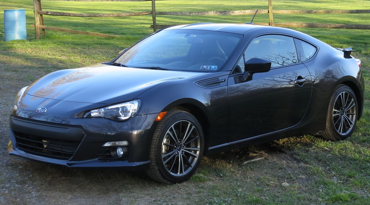 Subaru BRZ первого поколения (ZC6), тёмно-серое купе, вид спереди сбоку
