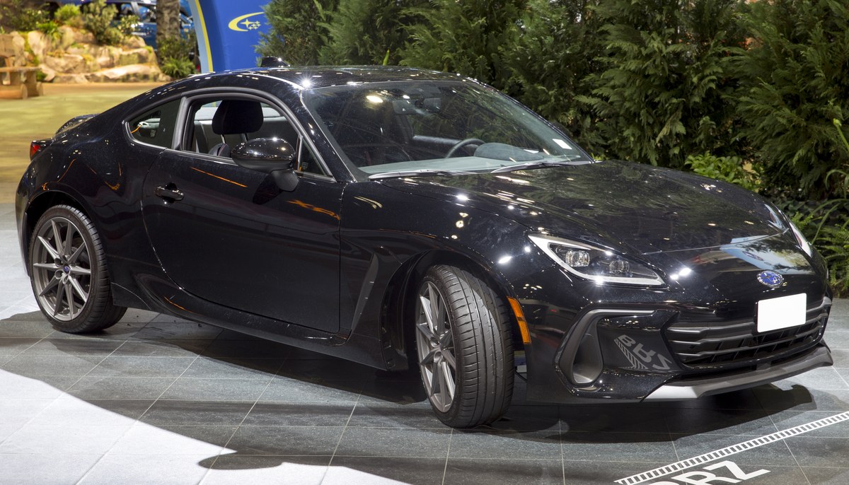 Subaru BRZ поколения ZD8, чёрное купе, вид спереди сбоку