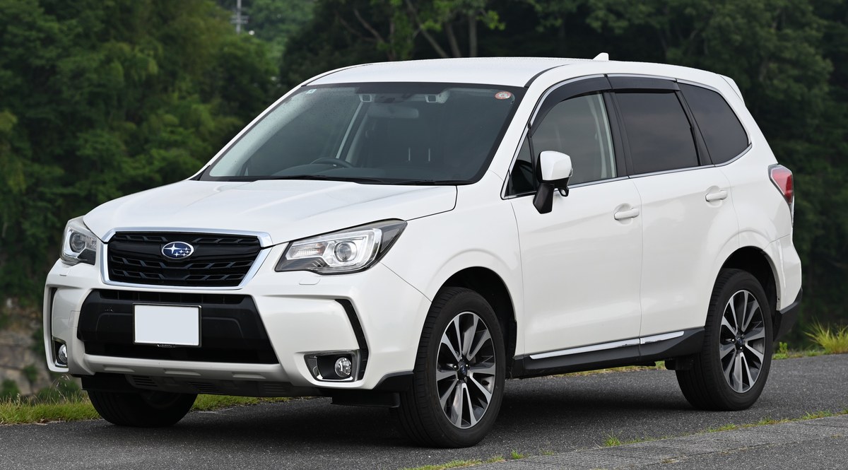 Белый Subaru Forester четвёртого поколения (SJ) после рестайлинга, вид спереди сбоку