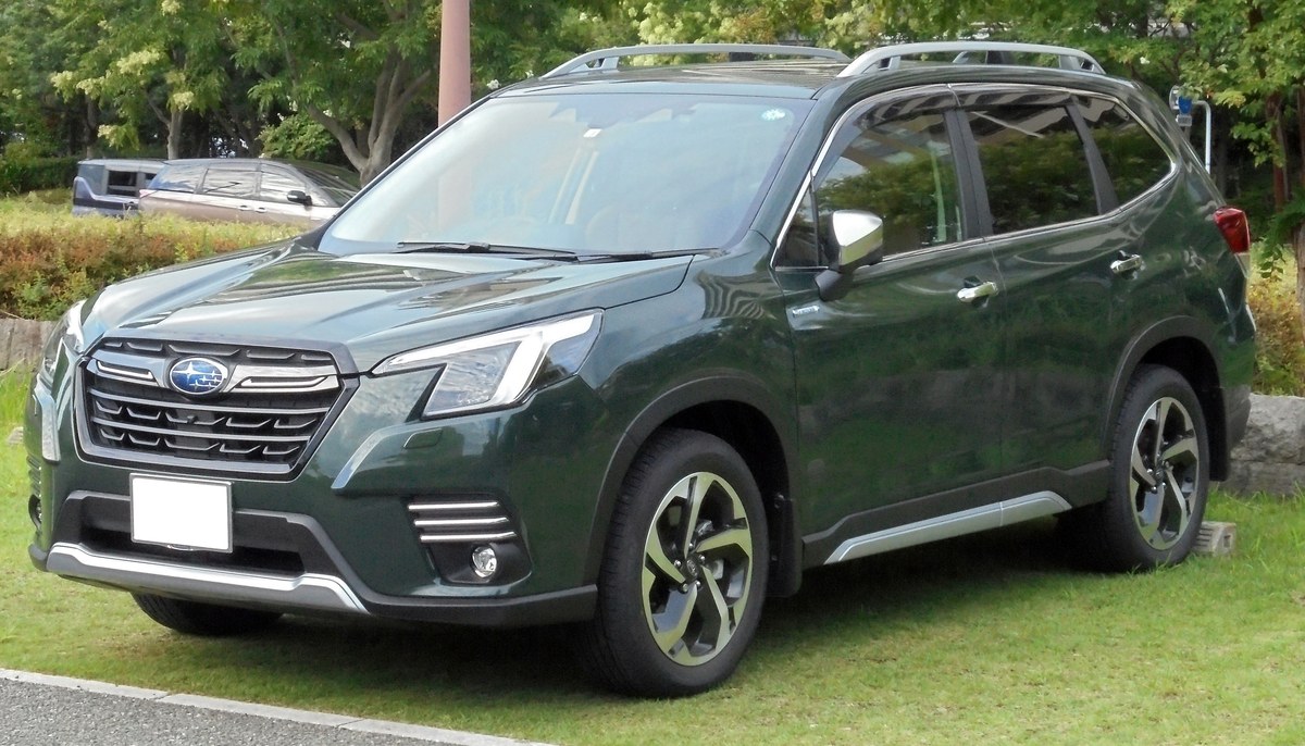 Subaru Forester пятого поколения после рестайлинга, вид спереди сбоку