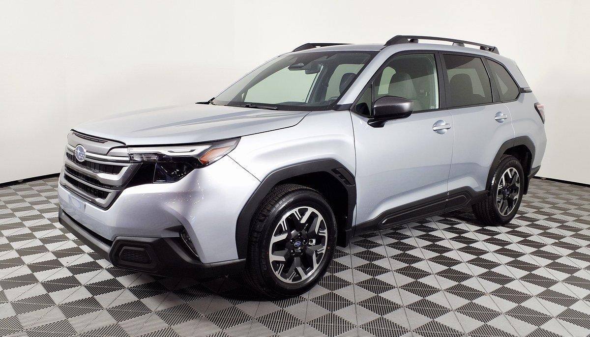 Subaru Forester шестого поколения 2025 года, вид спереди сбоку