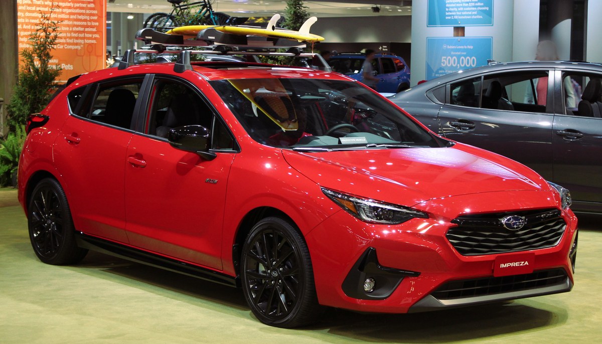Subaru Impreza поколения GU, красный хэтчбек, вид спереди сбоку