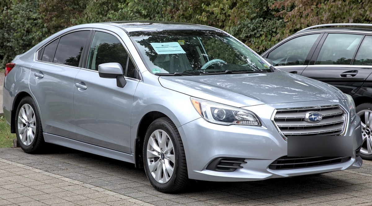 Subaru Legacy шестого поколения (BN), серебристый седан, вид спереди сбоку