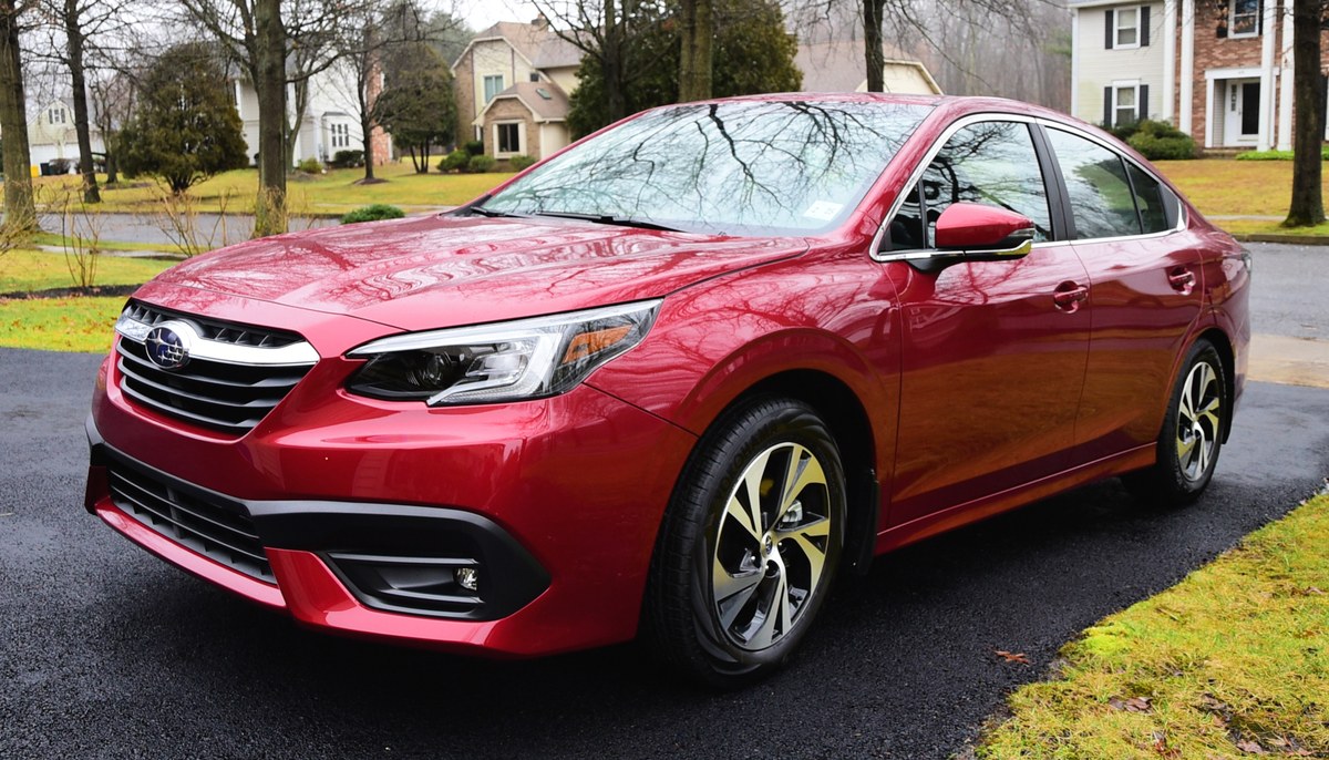 Subaru Legacy седьмого поколения (BW), красный седан, вид спереди сбоку