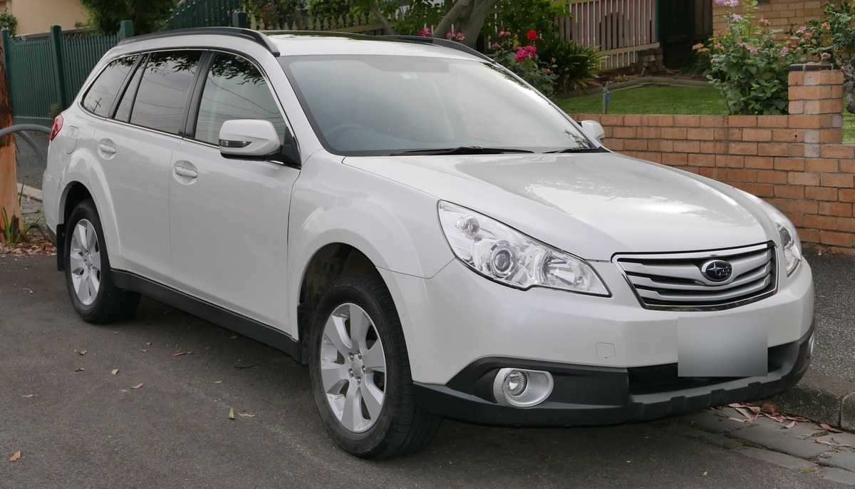 Белый Subaru Outback четвёртого поколения (BR), вид спереди сбоку, кадр австралийского рынка