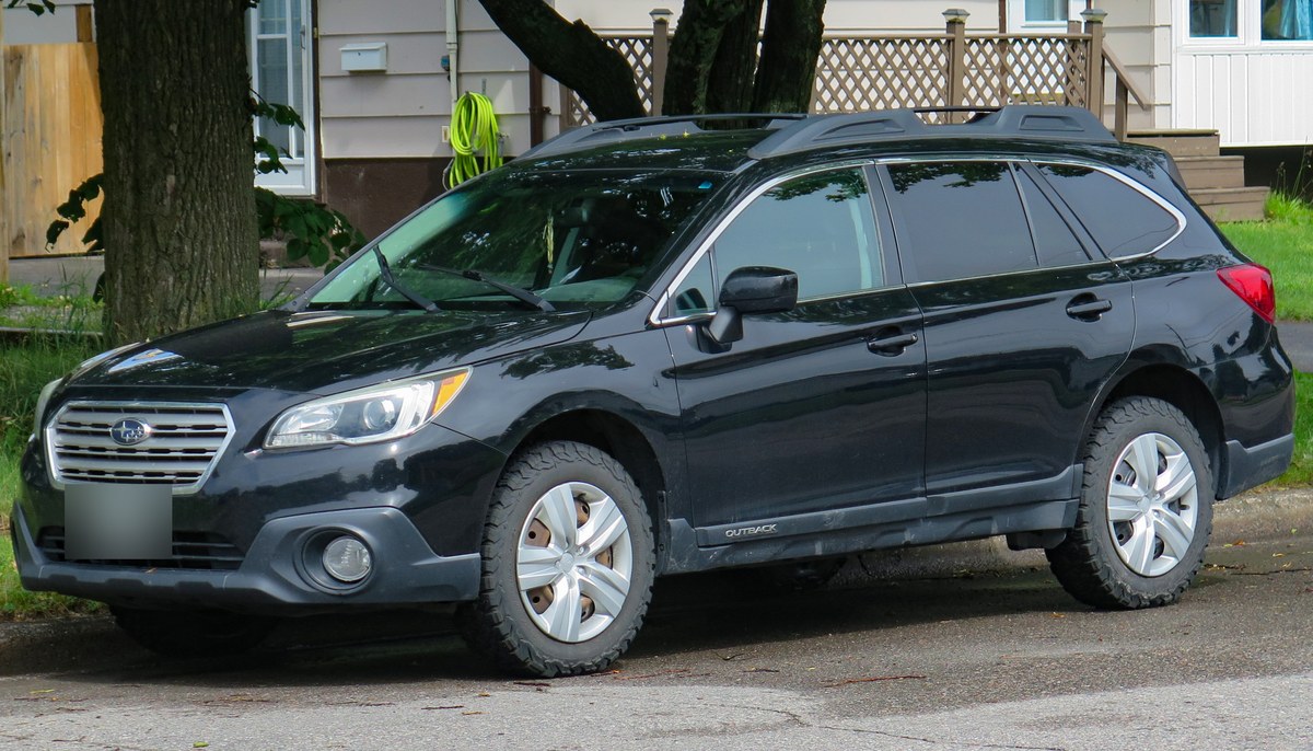 Subaru Outback пятого поколения (BS) 2016 года, вид спереди сбоку