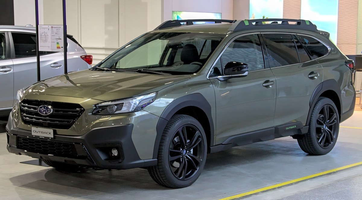 Subaru Outback шестого поколения (BT), вид спереди сбоку