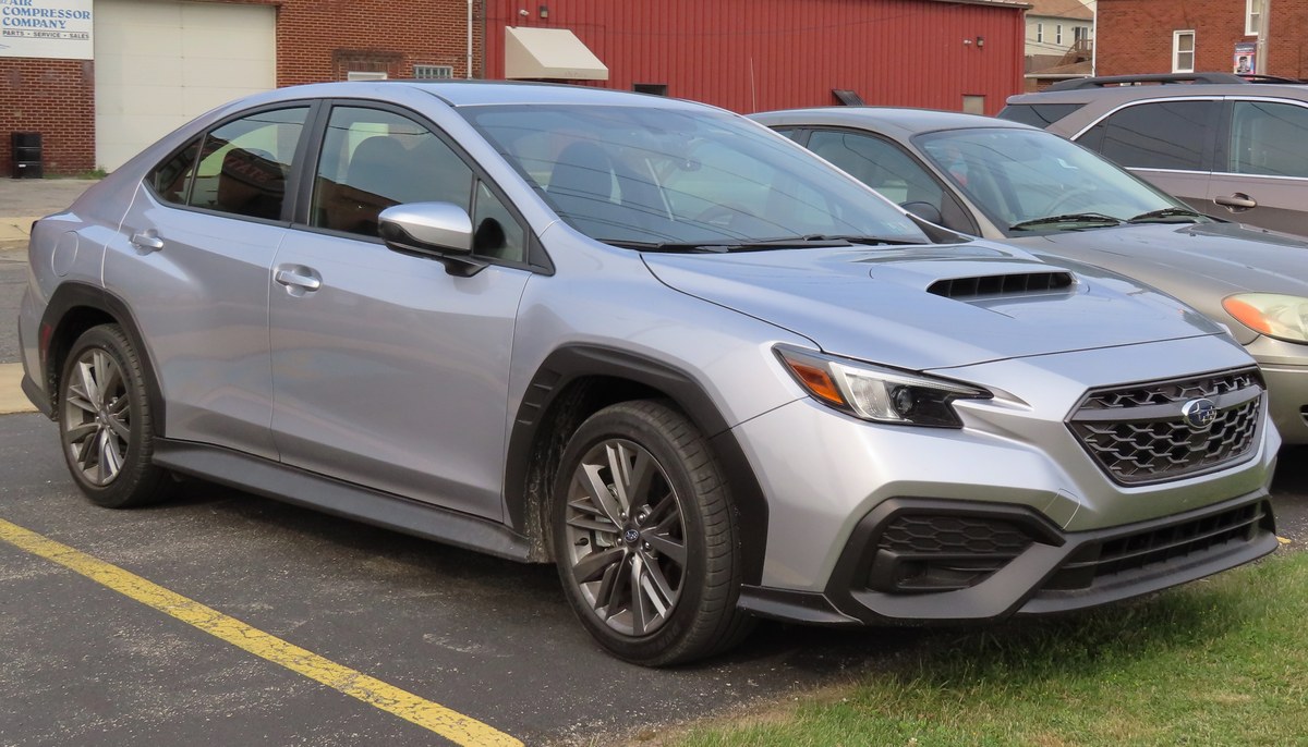 Subaru WRX поколения VB, серебристый седан, вид спереди сбоку
