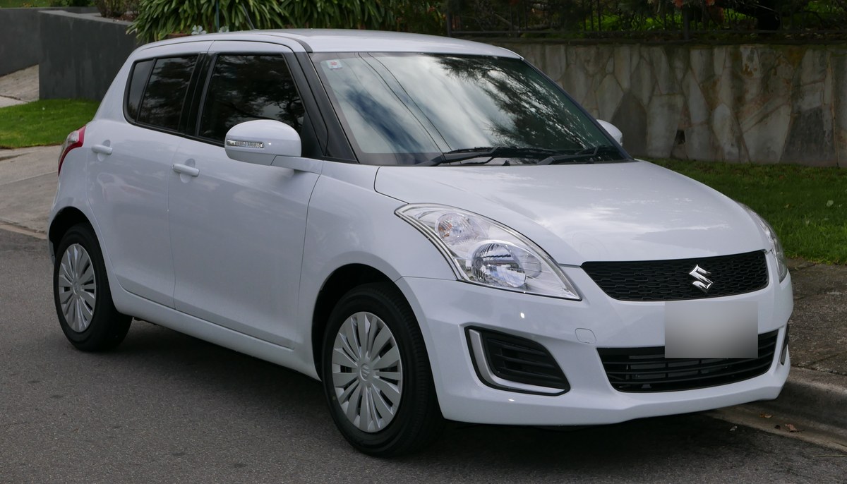 Белый пятидверный хэтчбек Suzuki Swift второго поколения после рестайлинга, вид спереди справа