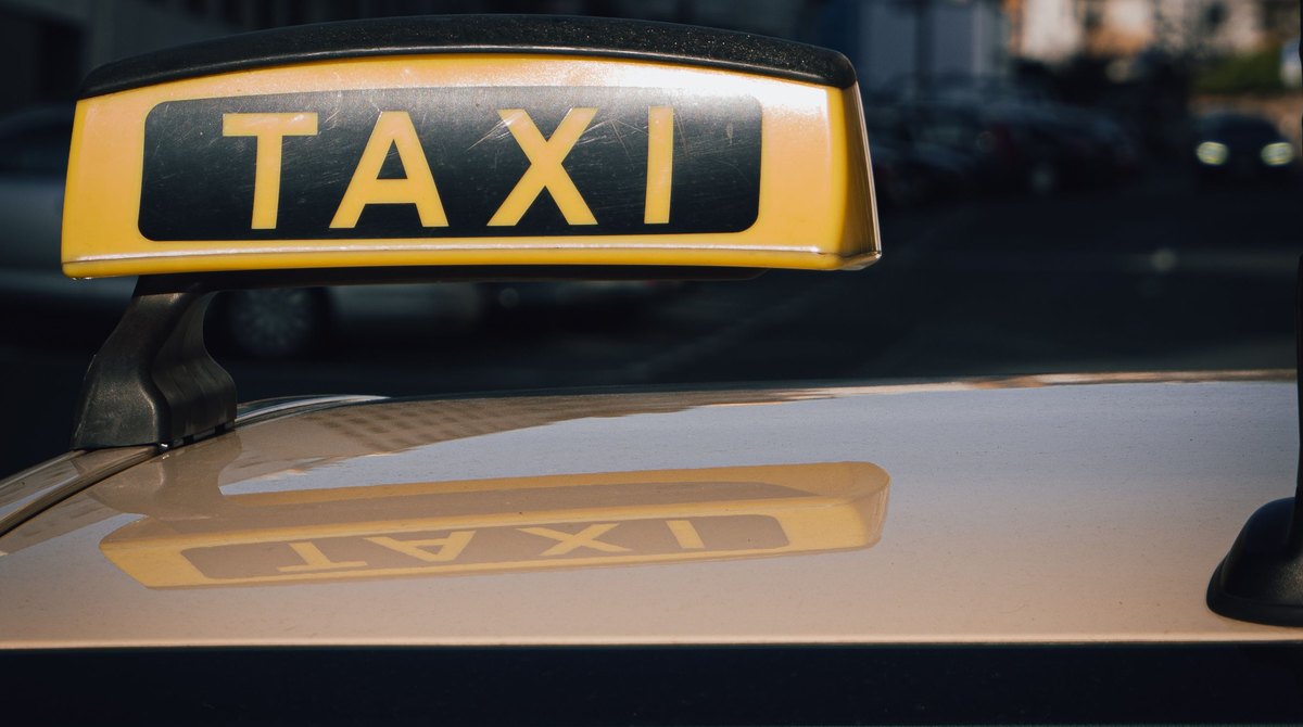 Табличка TAXI на крыше автомобиля