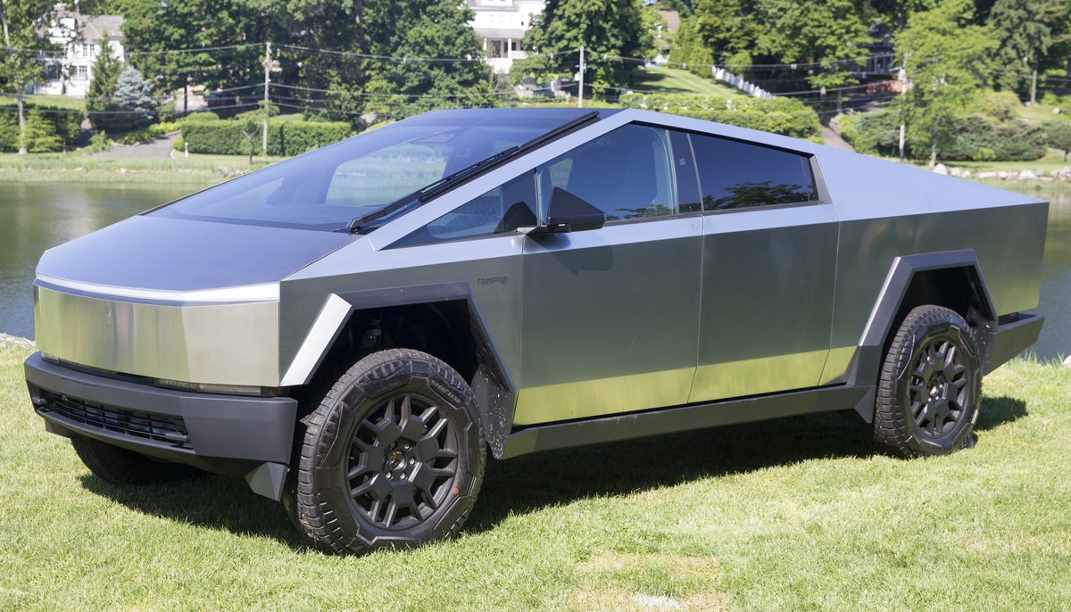 Tesla Cybertruck Foundation Series, вид спереди слева в три четверти, угловатый кузов из нержавеющей стали
