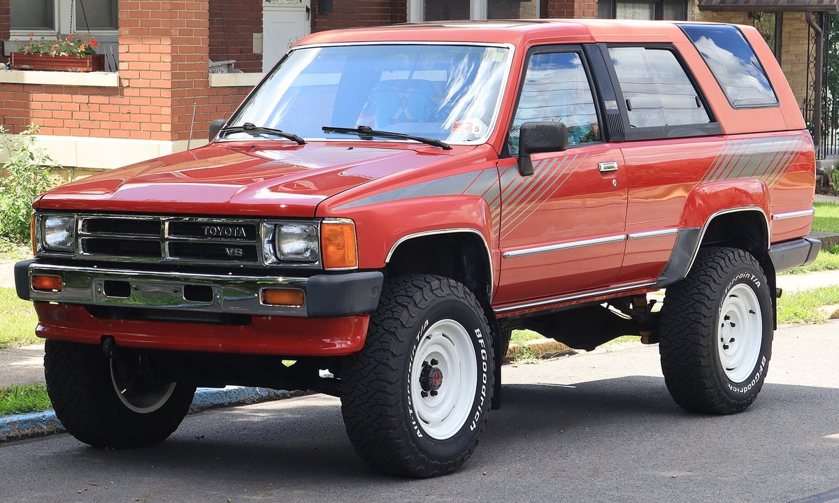 Красная Toyota 4Runner первого поколения 1988 года, вид спереди