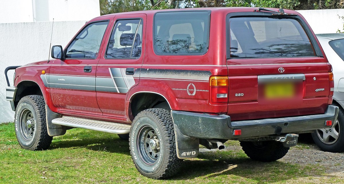 Красная Toyota 4Runner второго поколения, вид сзади