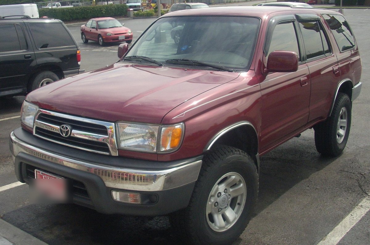 Бордовая Toyota 4Runner третьего поколения, вид спереди