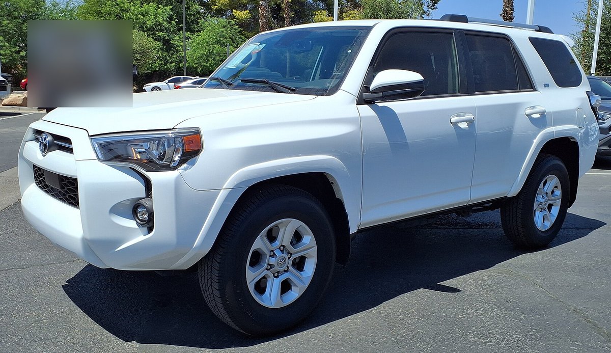 Белая Toyota 4Runner SR5 пятого поколения, вид спереди-сбоку
