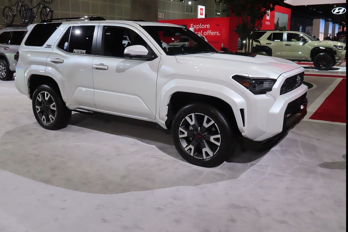 Toyota 4Runner шестого поколения TRD Sport на автосалоне, вид сбоку