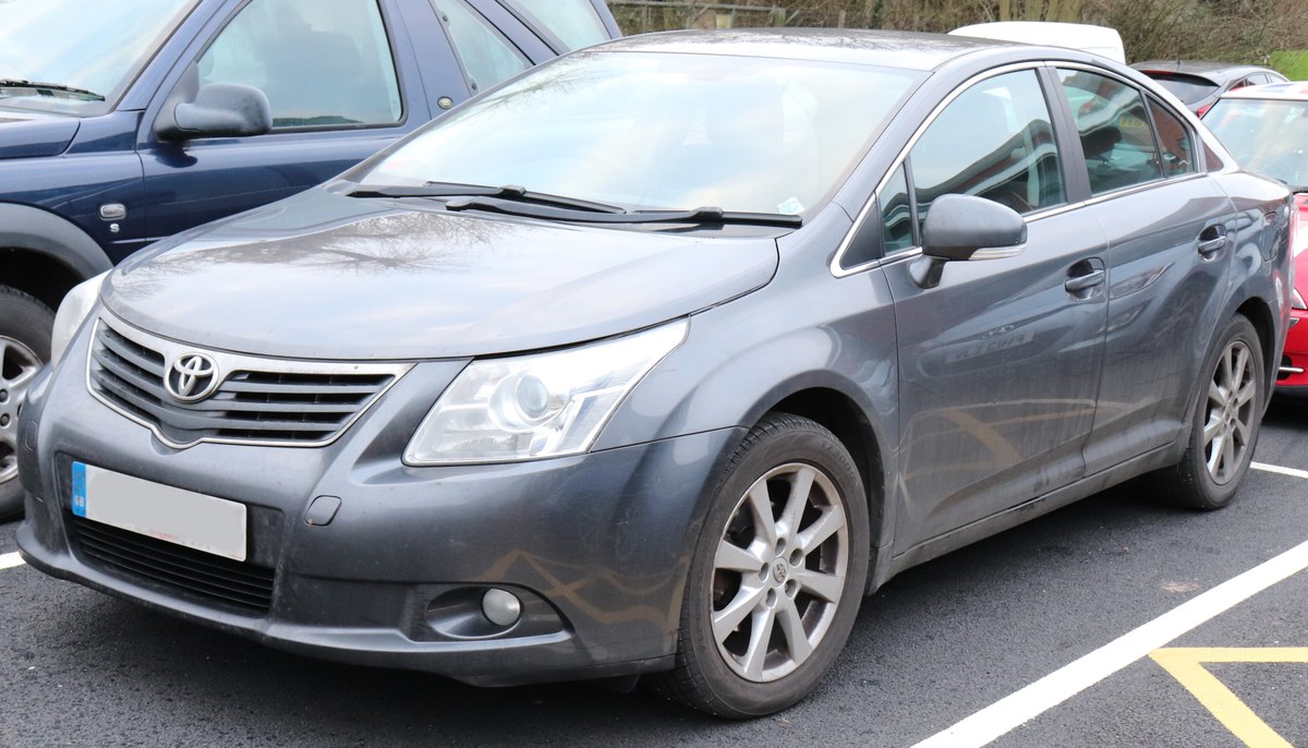 Серый Toyota Avensis T270, седан, вид спереди слева в три четверти, на парковке