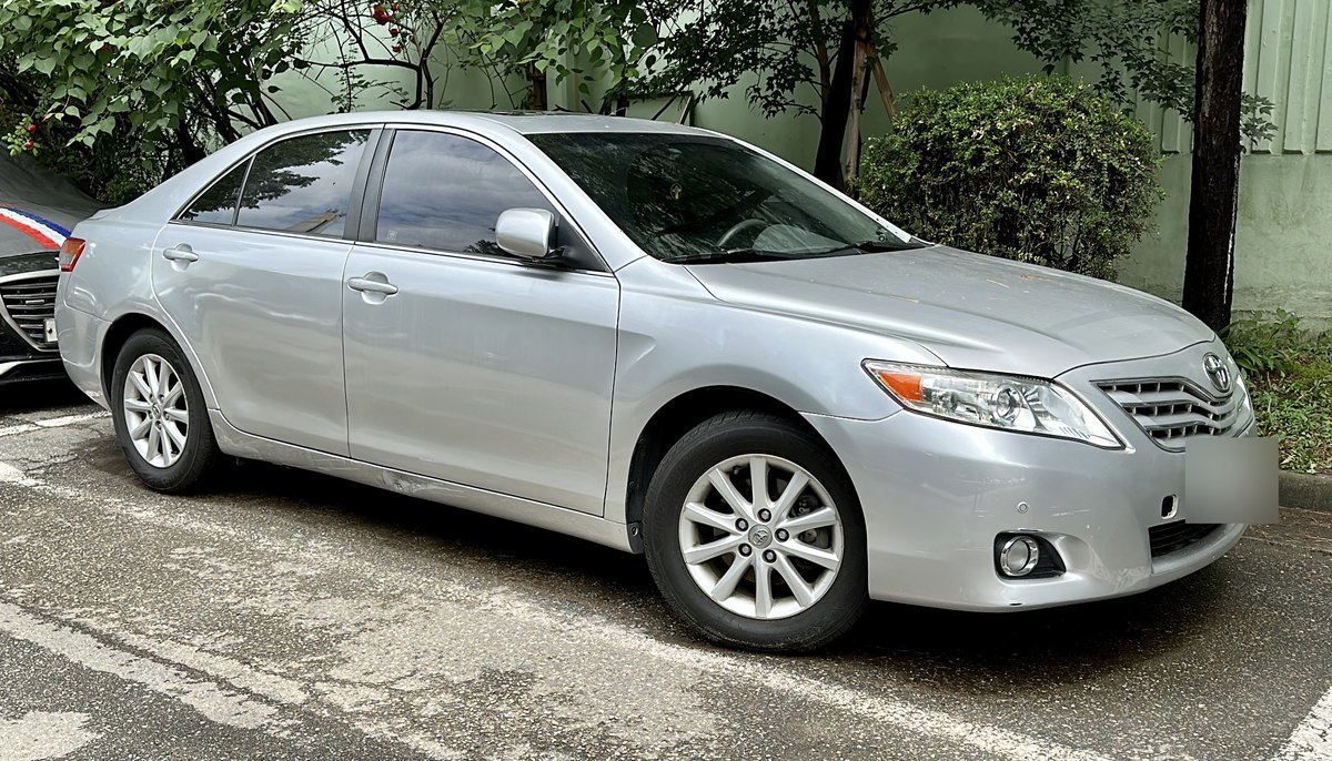 Серебристая Toyota Camry XV40 седан, вид спереди в три четверти