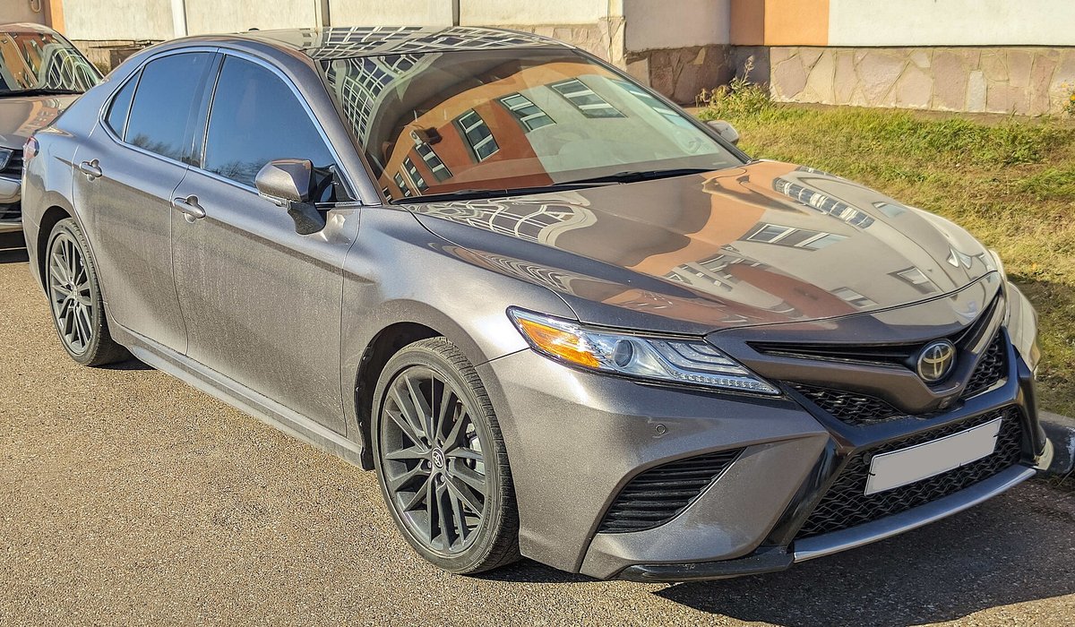 Серая Toyota Camry XSE восьмого поколения, вид спереди