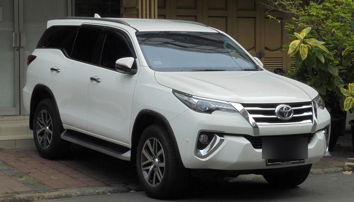 Белый Toyota Fortuner второго поколения, вид спереди в три четверти