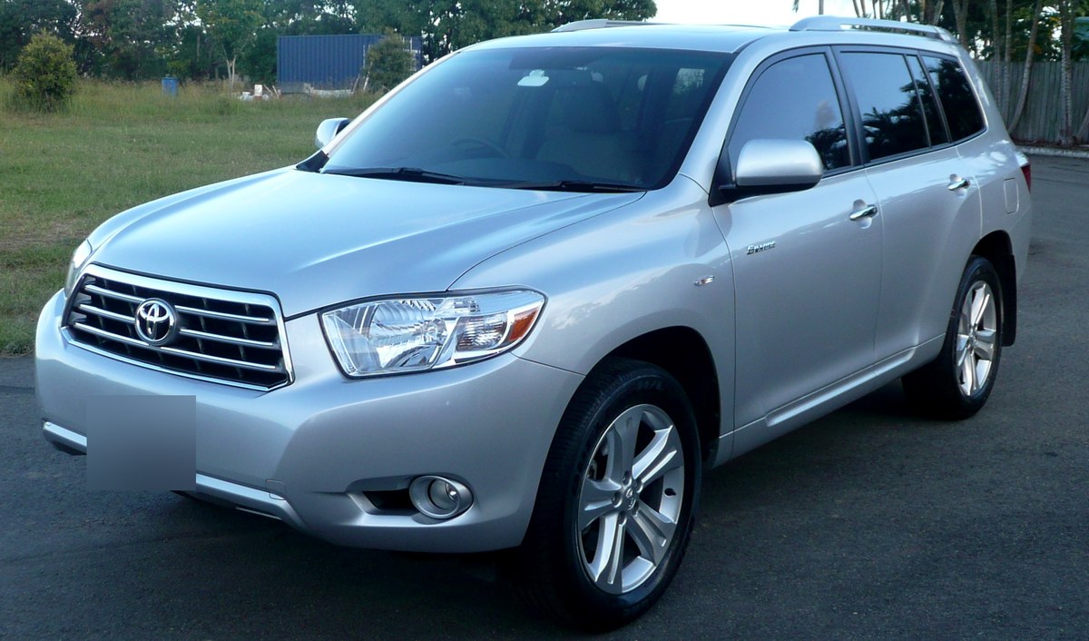 Серебристый Toyota Highlander XU40 (Kluger), вид спереди в три четверти