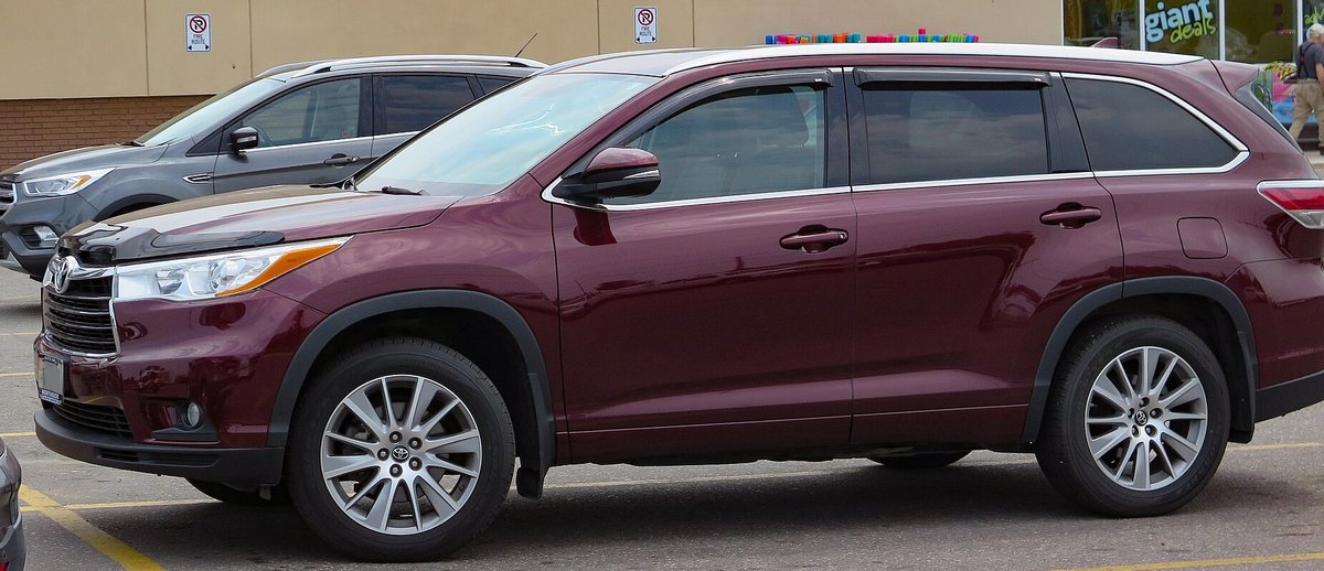 Бордовая Toyota Highlander второго поколения (XU50), вид сбоку