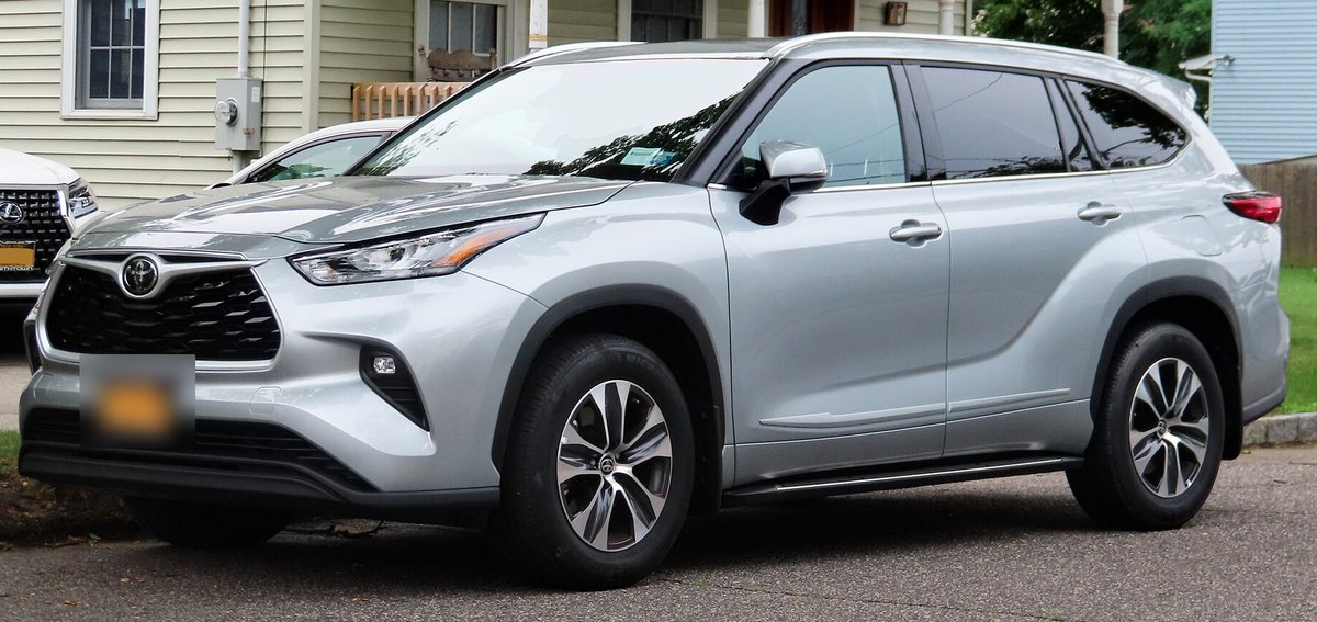 Серебристая Toyota Highlander третьего поколения (XU70), вид спереди