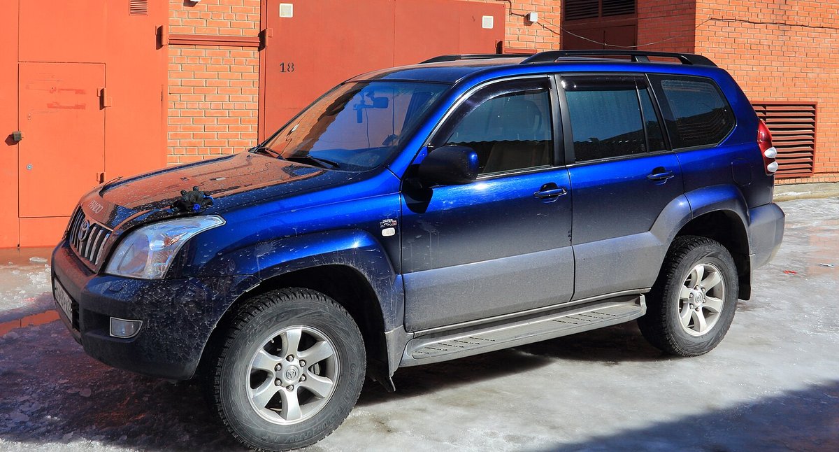 Синий Toyota Land Cruiser Prado 120 (J120), вид спереди