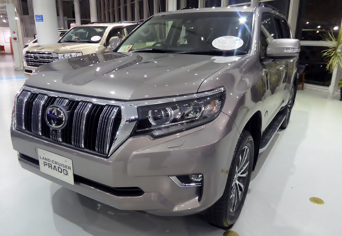 Серая Toyota Land Cruiser Prado 150 в автосалоне, вид спереди