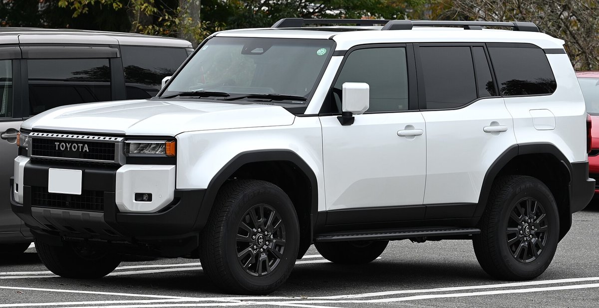 Белая Toyota Land Cruiser 250 VX, вид сбоку