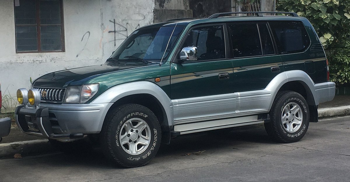 Зелёно-серебристый Toyota Land Cruiser Prado 90 (J90), вид спереди