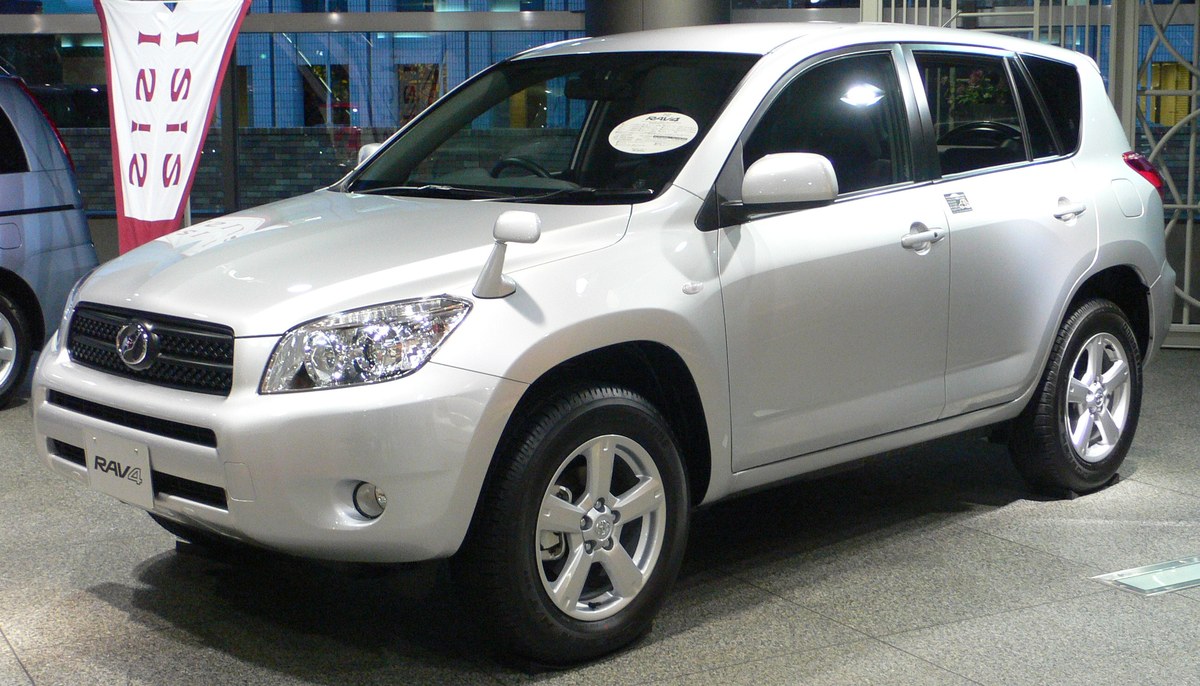 Серебристый Toyota RAV4 XA30 в шоуруме, вид спереди в три четверти