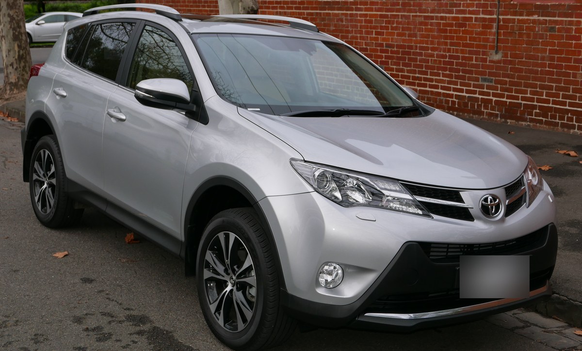 Серебристый Toyota RAV4 XA40, вид спереди в три четверти