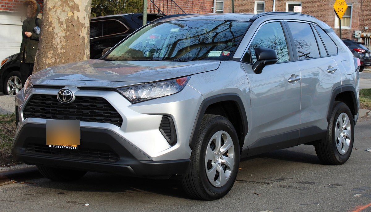 Серебристый Toyota RAV4 XA50, вид спереди в три четверти