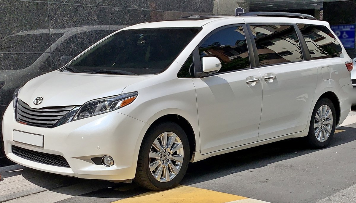 Белый Toyota Sienna XL30, вид спереди слева в три четверти, на городской улице